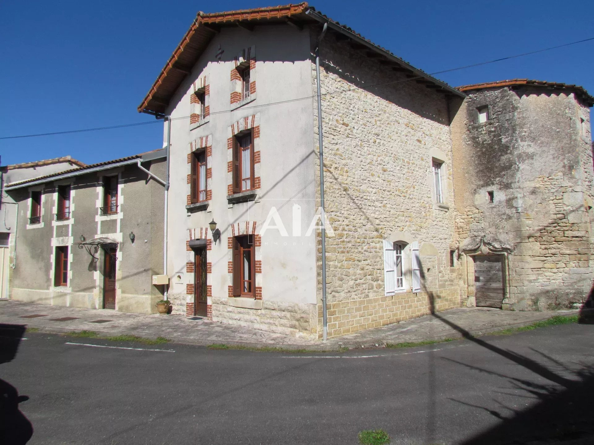 MAISON ENTRE CIVRAY ET RUFFEC