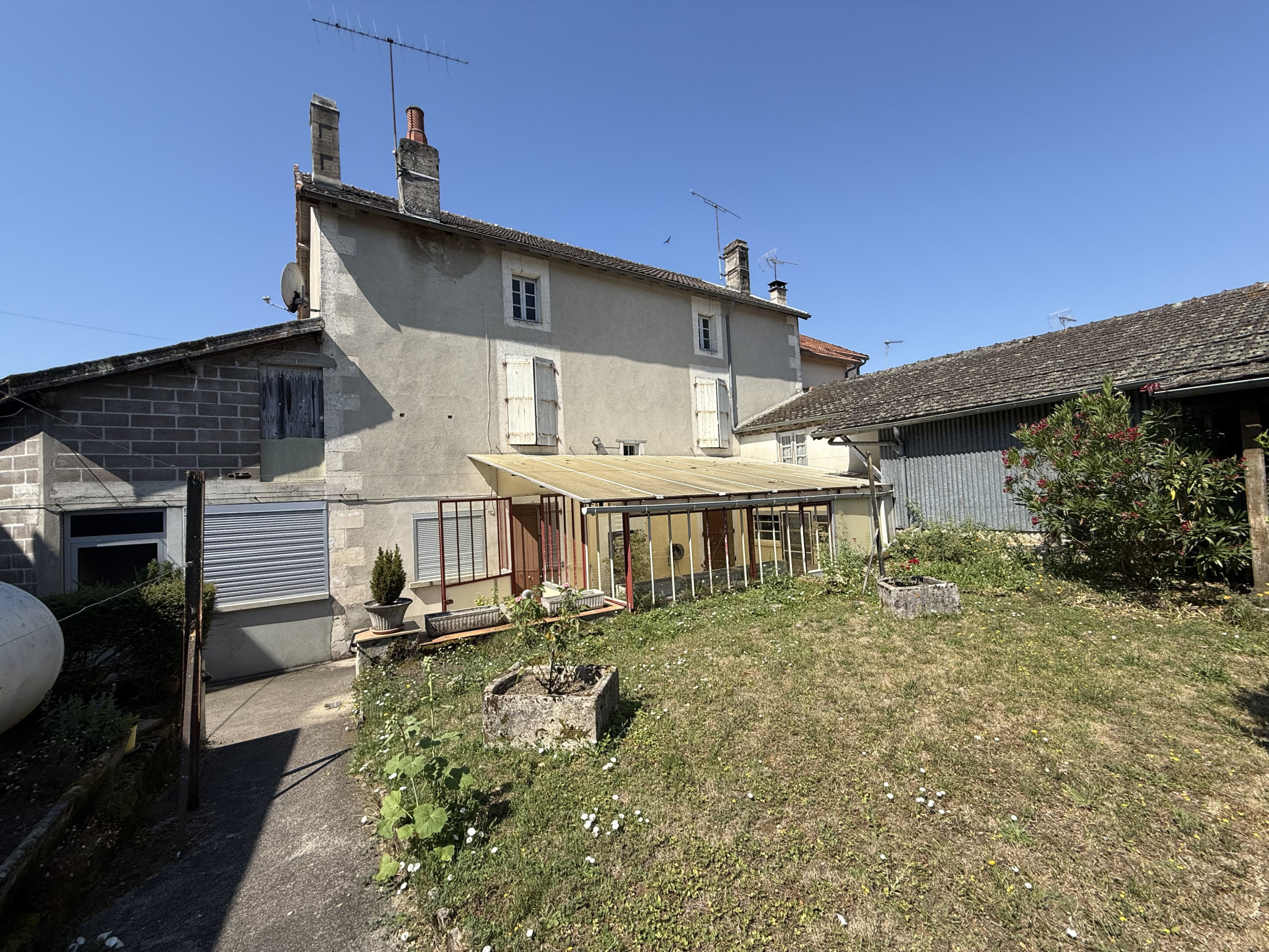 Maison de village et dépendances