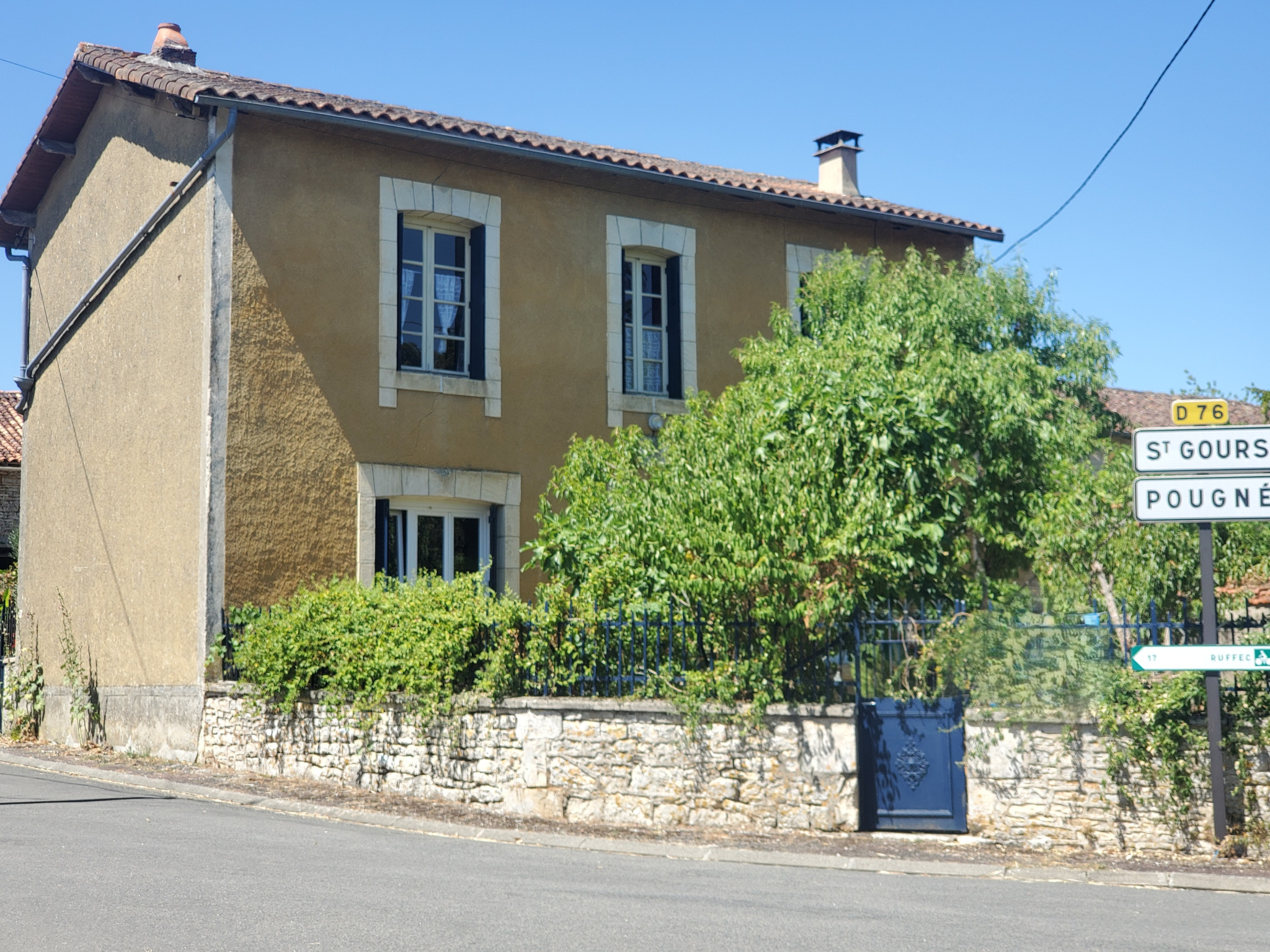 Maiosn de village et dépendances