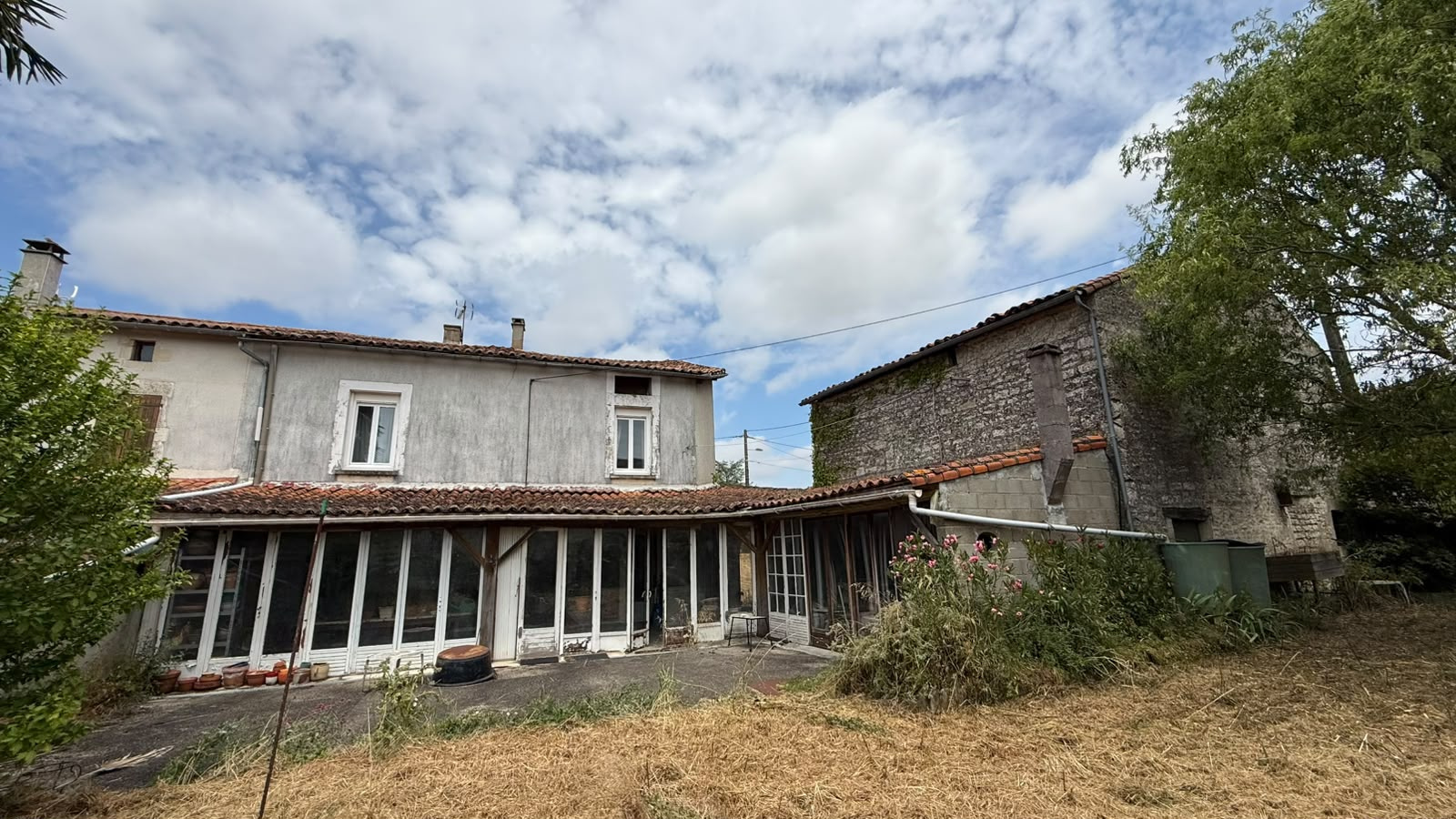 Maiosn de village et dépendances
